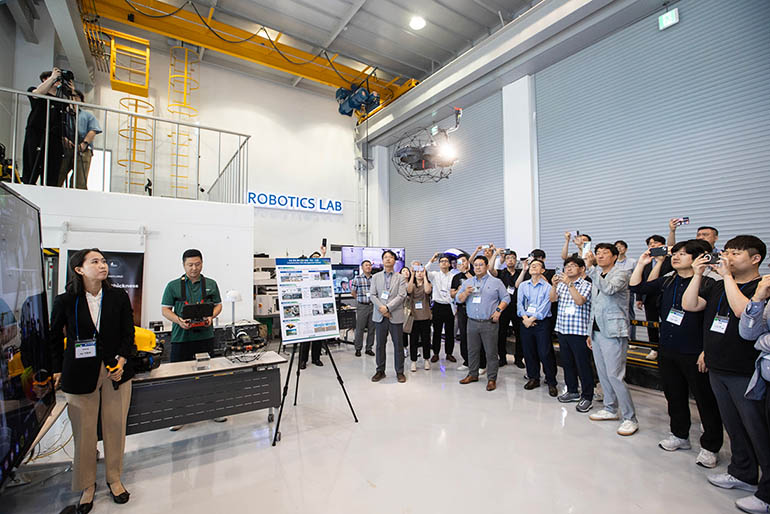 27일 용인 마북동에서 열린 ‘혁신 R&D 건설로봇 기술 시연회’